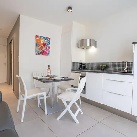 Les Pieds Dans L'eau By Interhome